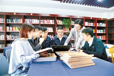 ▶圖為宿遷市紀(jì)委監(jiān)委案件審理室工作人員對(duì)趙峰案件中有關(guān)問題進(jìn)行研究。紀(jì)延 攝