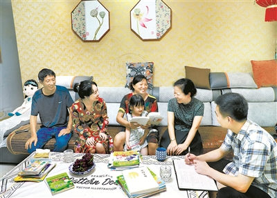 江西省宜黃縣紀委監(jiān)委針對新任的村（社區(qū)）“兩委”干部，結(jié)合實際開展一系列形式多樣、內(nèi)容豐富的廉政教育活動。圖為該縣紀委監(jiān)委干部開展廉政家訪，提醒新任干部家屬嚴格治家，弘揚清廉家風(fēng)，建設(shè)美好家庭。章英全 攝