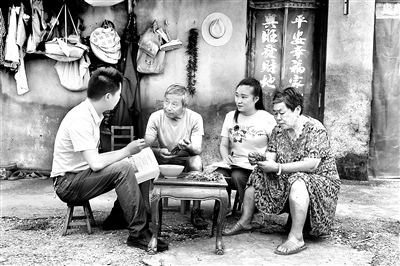 鎮(zhèn)江市紀委監(jiān)委注重審理與審查調(diào)查工作的協(xié)同配合，嚴格把控基層案件質(zhì)量。圖為丹徒區(qū)紀委監(jiān)委審理室干部指導谷陽鎮(zhèn)紀委現(xiàn)場辦案，向群眾了解情況，補充完善證據(jù)。吳呈昱 攝