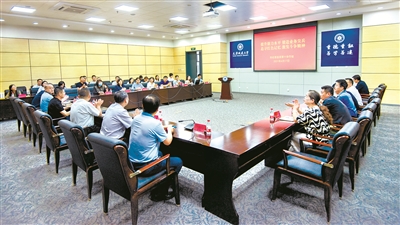 天津市紀(jì)委監(jiān)委駐天津城建大學(xué)紀(jì)檢監(jiān)察組組織召開“中國紀(jì)檢監(jiān)察學(xué)院北戴河校區(qū)高校紀(jì)委審查調(diào)查業(yè)務(wù)培訓(xùn)班”經(jīng)驗(yàn)交流會(huì)，發(fā)揮參訓(xùn)學(xué)員“種子教員”作用，用培訓(xùn)所學(xué)為協(xié)作組成員單位、駐在學(xué)校二級(jí)單位黨組織紀(jì)檢干部解答工作疑惑。 （天津市紀(jì)委監(jiān)委駐天津城建大學(xué)紀(jì)檢監(jiān)察組供圖）