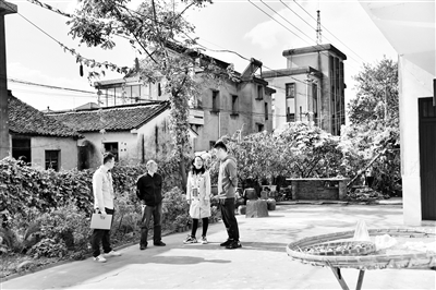 圖為海寧市紀(jì)委監(jiān)委工作人員正在走訪群眾，了解核查問(wèn)題相關(guān)線索。王磊 攝