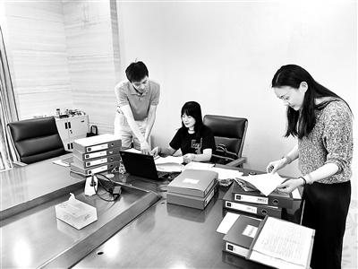圖為2021年9月，中央紀(jì)委國家監(jiān)委駐國家發(fā)展和改革委員會紀(jì)檢監(jiān)察組工作人員赴浙江舟山跟進(jìn)監(jiān)督國家統(tǒng)計局第三輪統(tǒng)計督察。 曹曉廣 攝