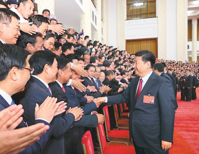 十月二十五日下午，中央領(lǐng)導同志在北京人民大會堂同出席黨的十九大代表、特邀代表和列席人員合影留念。這是習近平同志與代表親切交談。 　　