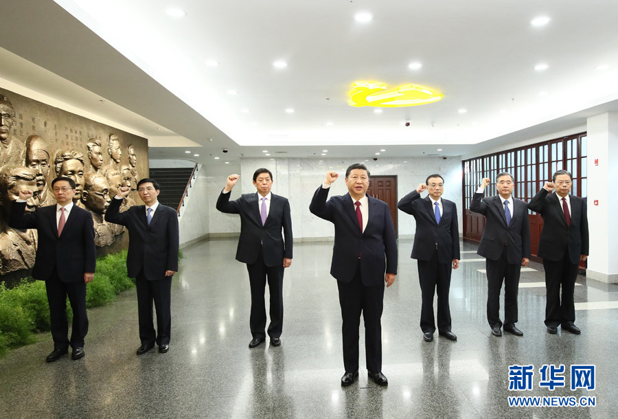 習(xí)近平引領(lǐng)中國特色社會主義進(jìn)入的新時代,也是站在十字路口的人類探索發(fā)展路徑的新時代