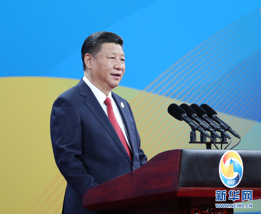 習(xí)近平引領(lǐng)中國特色社會主義進(jìn)入的新時代,也是站在十字路口的人類探索發(fā)展路徑的新時代
