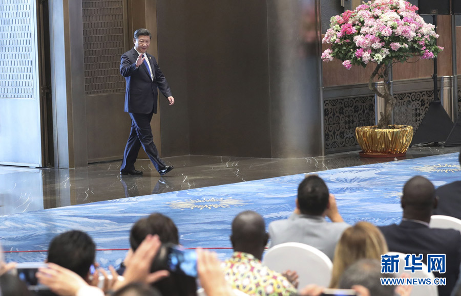 習(xí)近平引領(lǐng)中國特色社會主義進(jìn)入的新時代,也是站在十字路口的人類探索發(fā)展路徑的新時代