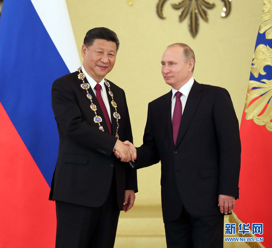 習(xí)近平引領(lǐng)中國特色社會主義進(jìn)入的新時代,也是站在十字路口的人類探索發(fā)展路徑的新時代