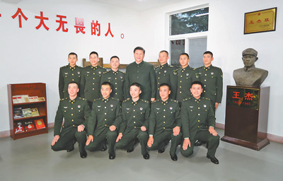 12月13日，中共中央總書記、國家主席、中央軍委主席習近平到第71集團軍視察。這是習近平同“王杰班”戰(zhàn)士合影。 　　新華社記者 李 剛攝