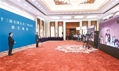 5月22日，第十三屆全國人民代表大會第三次會議舉行首場“部長通道”采訪活動。 新華社記者 陳曄華 攝