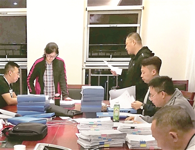 內(nèi)蒙古自治區(qū)紀委監(jiān)委專案組工作人員在研判文民案情。  石繼芳 攝