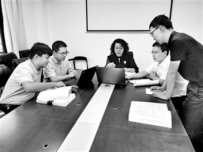 圖為劉巍案移送審查起訴前，光明區(qū)監(jiān)委調(diào)查組成員對本案證據(jù)進行模擬庭審展示。  呂婧靜 攝