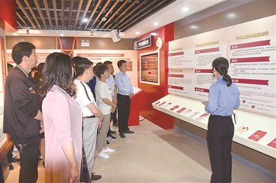 陜西省安康市結(jié)合查處的黨員干部搞封建迷信等典型案例，組織黨員干部通過對照案例學(xué)習(xí)黨紀法規(guī)、集體參觀警示教育基地等，加強理想信念教育，筑牢思想根基。圖為該市黨員干部在廉政教育基地接受警示教育。鄭時根 攝
