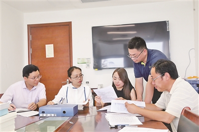 江蘇省淮安市紀委監(jiān)委嚴明政治紀律和政治規(guī)矩，嚴查黨員干部搞迷信活動等相關(guān)問題。圖為該市紀委監(jiān)委辦案人員針對市交警支隊原支隊長尹志剛違反政治紀律、搞封建迷信等案情開展審理工作。李瑩 攝