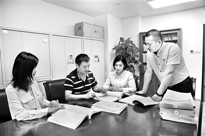 圖為中山市紀委監(jiān)委案件審理室工作人員集體研究余錫盆案案情。林曉陽 攝