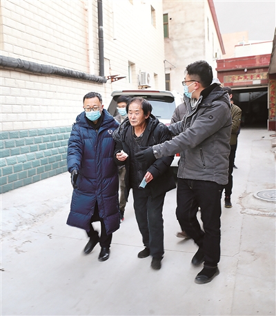 圖為西城區(qū)紀(jì)委監(jiān)委追逃追贓專案組抓捕齊躍現(xiàn)場(chǎng)。齊欣 攝