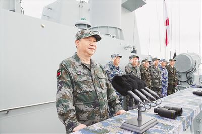 4月12日上午，中央軍委在南海海域隆重舉行海上閱兵，展示人民海軍嶄新面貌，激發(fā)強國強軍堅定信念。中共中央總書記、國家主席、中央軍委主席習近平檢閱部隊并發(fā)表重要講話。這是習近平檢閱海上編隊。 　　新華社記者 李 剛攝