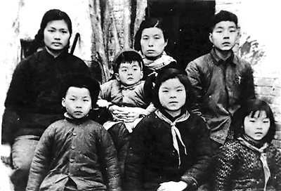 焦裕祿的妻子徐俊雅與六個(gè)孩子合影(拍攝于1966年)