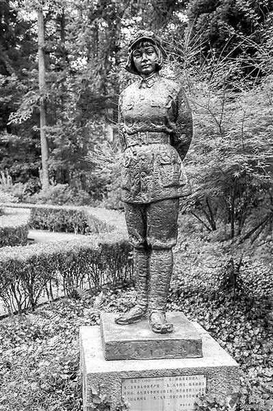 圖為井岡山革命烈士陵園內(nèi)的伍若蘭銅像。