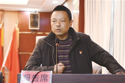 圖為2017年底，向衛(wèi)煌在雙峰縣井字鎮(zhèn)聯(lián)村工作組組長(zhǎng)述職會(huì)議上述職。李建新 攝