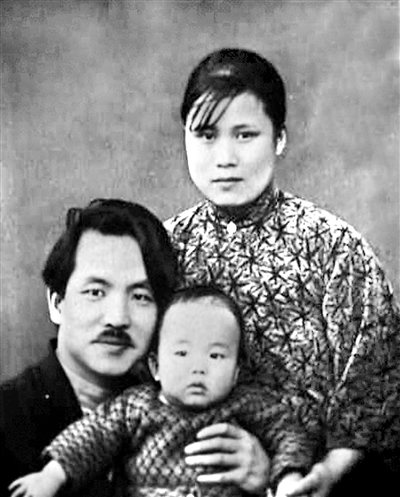 鄧中夏與妻子李慧馨、孩子在莫斯科的合影