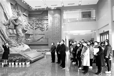 蘭考縣紀(jì)委監(jiān)委開展“樹清廉家風(fēng) 創(chuàng)最美家庭”活動(dòng)，激勵(lì)全縣黨員干部及家庭自覺投身良好家風(fēng)建設(shè)，弘揚(yáng)優(yōu)良家風(fēng)，營造濃厚廉潔氛圍。圖為受表彰的“廉潔治家”最美家庭集體參觀焦裕祿同志紀(jì)念館。劉涵 攝