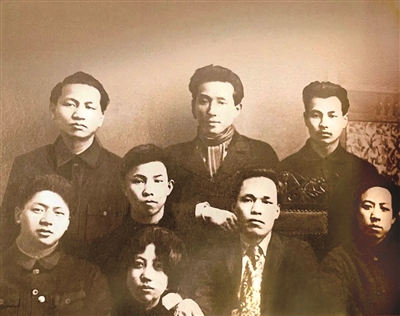 陳喬年（后排右一）與在蘇聯(lián)東方大學(xué)的同學(xué)合影。 （資料圖片）