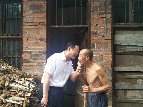 不只是多查幾個案子,多曝光幾個人,而是把保障如期完成脫貧攻堅(jiān)任務(wù)作為監(jiān)督執(zhí)紀(jì)問責(zé)的根本目的,不僅拉長耳朵,瞪大眼睛,還要把感覺器官延伸,讓自己變成三頭六臂,廉政教育