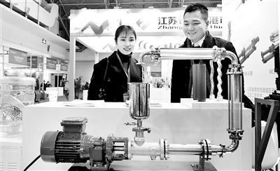 圖為參觀者在2020年北京生態(tài)環(huán)境科技成果轉(zhuǎn)化展示會上了解展出的環(huán)保凈水設備。新華社記者 潘旭 攝