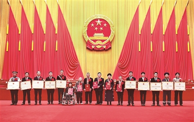 2月25日，全國脫貧攻堅總結(jié)表彰大會在北京人民大會堂隆重舉行。這是參會的全國脫貧攻堅楷模榮譽稱號獲得者在會后合影留念。新華社記者 謝環(huán)馳 攝