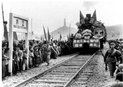 1952年7月1日，在成渝鐵路全線通車慶祝大會(huì)上，開出的彩車