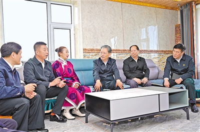 9月15日至17日，中共中央政治局常委、中央紀(jì)委書記趙樂際到內(nèi)蒙古調(diào)研。這是9月16日，趙樂際來到呼倫貝爾市陳巴爾虎旗呼和溫都爾嘎查牧民家中，詳細(xì)詢問牧民草場、養(yǎng)殖、看病、養(yǎng)老、取暖等情況。新華社記者 張領(lǐng) 攝