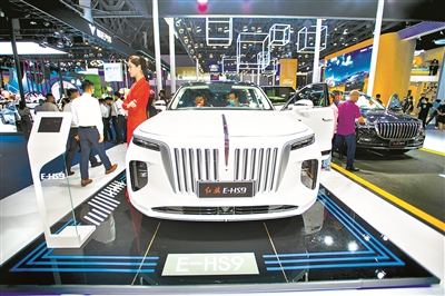 2021年8月29日，第二十四屆成都國際汽車展覽會開幕，多款國產品牌汽車首發(fā)，新能源車展館吸引觀眾參觀。圖為觀眾在紅旗品牌展臺參觀。（圖片來源：視覺中國）