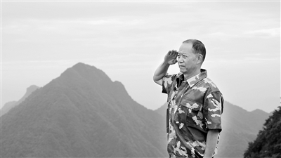 王新法面對山河圓陵園紅軍遺骸安葬區(qū)方向敬禮。