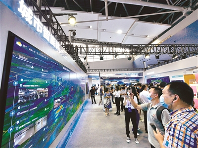 7月29日，2021世界安防博覽會在廣州開幕。圖為華為展區(qū)正在展示城市智能大數(shù)據(jù)平臺。（圖片來源：視覺中國）