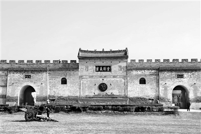 中國古代在地方上普遍設(shè)有義倉、社倉，作為備荒的公益糧倉。圖為陜西省渭南市大荔縣朝邑鎮(zhèn)的豐圖義倉，清光緒八年（1882年），由朝邑籍在京任職的官員閻敬銘主持建造。豐圖義倉規(guī)模龐大，儼然是一座城池，除了有儲糧的功能外，還有防御的功能。（資料圖片）