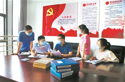 違規(guī)兼職、掛證取酬、退休兼職……警惕權(quán)力尋租變現(xiàn)的“過墻梯”