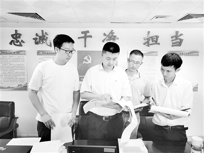 面對困境，他迎難而上；面對威脅，他敢于碰硬